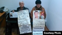 Участники акции протеста супруги Тарасовы, требующие расследовать обстоятельства смерти их сына. Усть-Каменогорск, 16 ноября 2015 года.