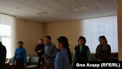 Присутствующие в суде по иску бывшего чиновника Алмата Ермагамбетова. Актобе, 14 февраля 2017 года.