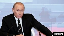 Президент России Владимир Путин отвечает на вопросы журналистов во время своей ежегодной пресс-конференции в Москве, 1 февраля 2007 года. Иллюстрационное фото