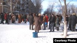 Жители города Степногорска в очереди за водой после аварии на водопроводной линии. 