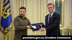 Президент Украины Владимир Зеленский и советник президента США по национальной безопасности Джейк Салливан (справа). Киев, 4 ноября 2022 года