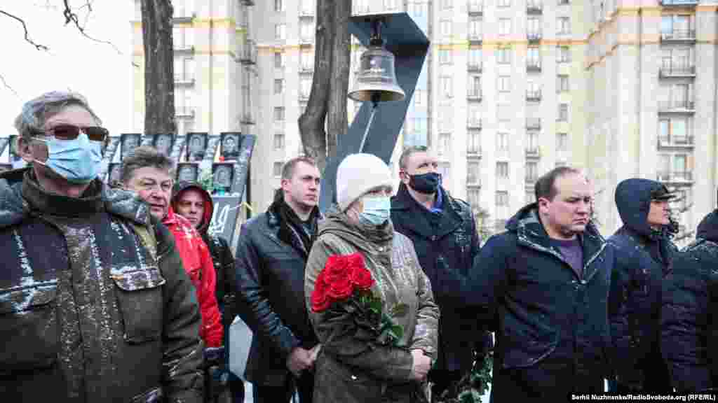 Близько сотні людей, серед яких були родини загиблих та учасники подій Революції гідності, прийшли вшанувати пам&rsquo;ять загиблих