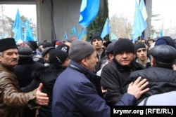 Ахтем Чийгоз сдерживает натиск людей на митинге 26 февраля 2014 года, Симферополь