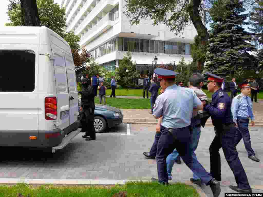 Кейбір ұсталғандар әкімшілік жазаға тартылды. Бірнеше адам Әблязов құрған ұйымға қатысы бар деген айыппен қылмыстық жазаға ұшырады.