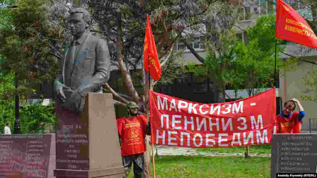 В симферопольском сквере Героев социалистического труда, на набережной Салгира, состоялся митинг в честь 1 мая, на котором участники призвали не голосовать на местных российских выборах за кандидатов от партии &laquo;Единая Россия&raquo;