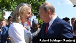 Vladimir Putin gəlinlə - Avstriaynın keçmiş xarici işlər naziri Karin Knayslla rəqs edir