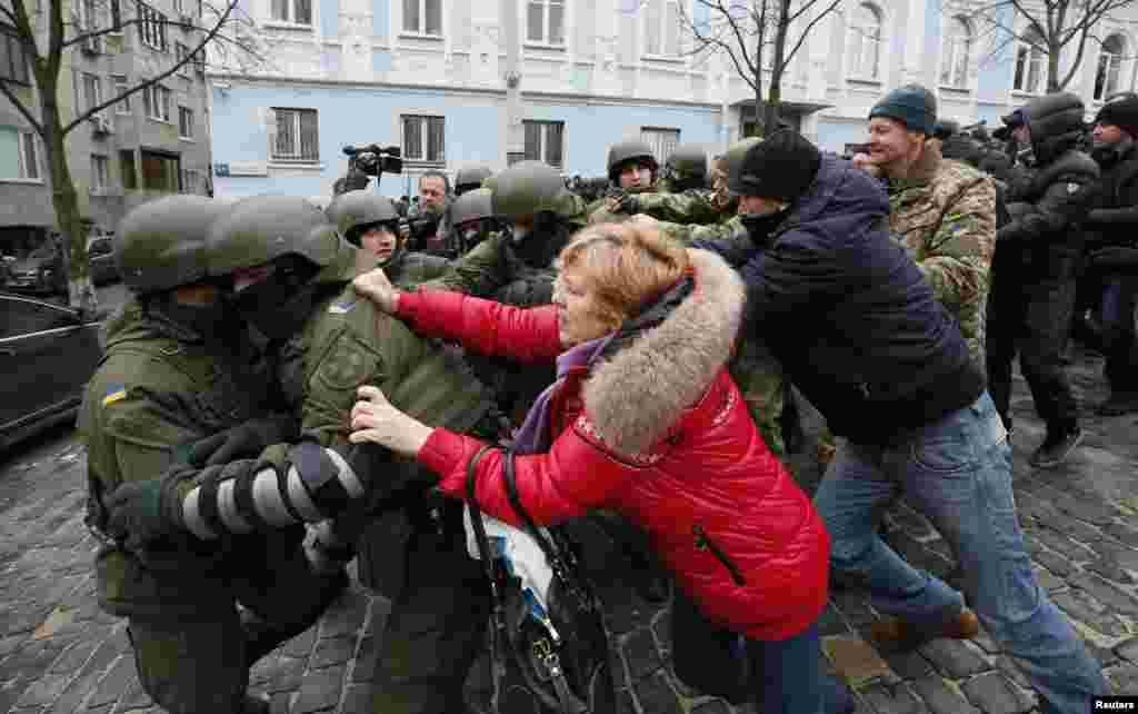 Сторонники Саакашвили в схватке с бойцами Национальной гвардии. После того, как помощник Саакашвили написал адрес квартиры, где проводили обыск, к этому месту прибыли сотни человек, которые поддерживают политика.&nbsp;