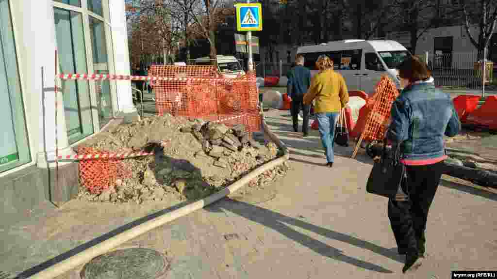 Пешеходы, идущие по Большой Морской, внимательно смотрят под ноги