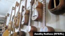 Musiqi mağazasında satılan Azərbaycan tarı