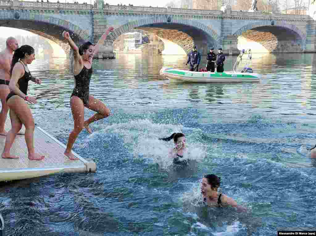 Италия, 28 января: молодые люди ныряют в ледяную воду реки По в Турине. Через три дня диагноз COVID-19 в Риме подтвердили у двух туристов из Китая. В Италии от коронавируса погибли более 13 тысяч человек. Это самое большое число умерших среди стран мира.