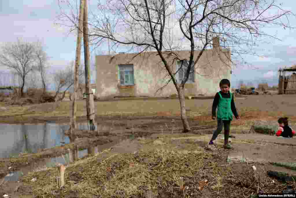 Девочки в селе Алгабас.