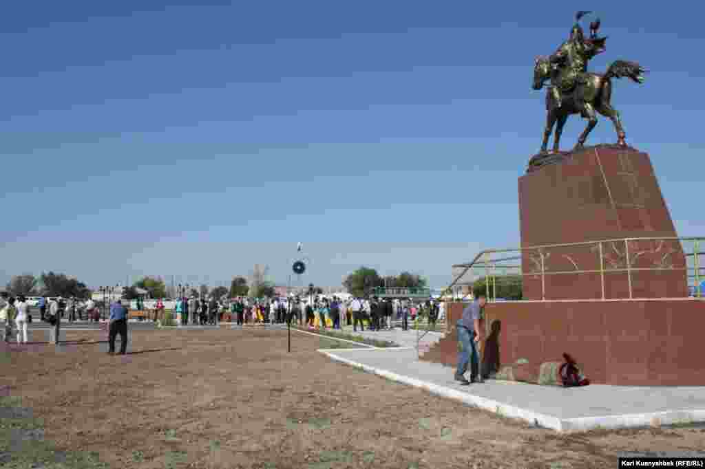 В селе Карааул - районном центре Абайского района - открыли памятник Мамай-батыру. Он жил в 18-м веке и известен в истории как один из батыров, участвовавших в освободительном движении в годы джунгарского нашествия.