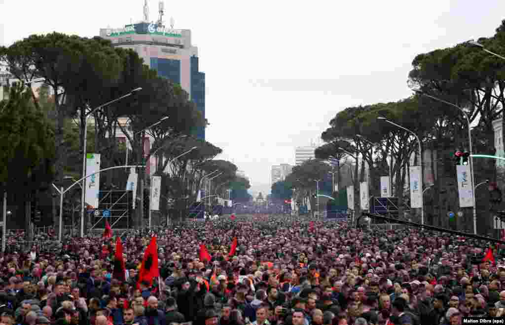 Албания, 2 марта: массовый политический протест на улицах Тираны. 8 марта в Албании выявили первые два случая заболевания. Двое мужчин, отец и сын, анализы которых дали положительный результат, недавно вернулись из Италии. Как минимум 15 человек погибли в Албании от коронавируса.