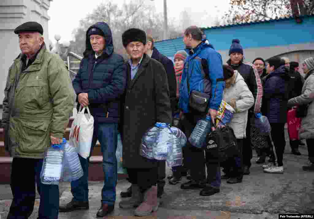 Православные верят в чудодейственные свойства крещенской воды, которую используют во время различных религиозных обрядов, например освящения квартир, а также в &quot;целебных&quot; целях: чтобы &quot;прогнать нечисть&quot; или &quot;снять сглаз&quot;. Алматы, 19 января 2019 года.