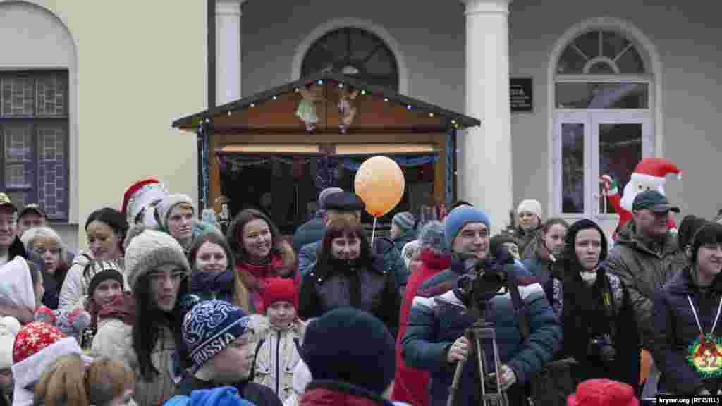 Участники и просто прохожие следят за детским конкурсом