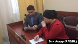 Санат Досовтың адвокаты Дархан Мырзабеков пен әйелі Әсел Жұмағазина сотта отыр. Ақтөбе, 15 ақпан 2017 жыл