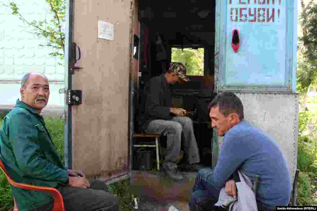 Спутник напоминает провинциальный городок внутри города. Местный житель, который представился Рафиком, говорит: &quot;Мы все здесь дети одного народа&quot;.