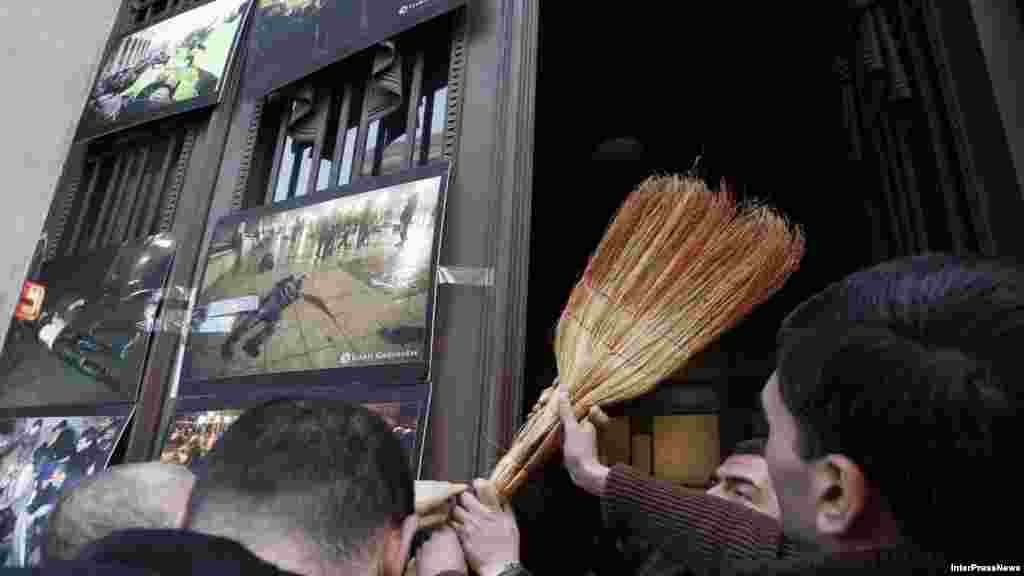 Tbilisi, 8 fevral 2013. Milli kitabxana qarşısında Saakashvili əleyhidarları binaya girişi bağlamağa cəhd edirlər.