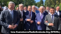 Zelenski (sağda) Ukraynanın keçmiş prezidentləri Petro Poroşenko, Viktor Yuşşenko, Leonid Kuçma və Leonid Kravçuk ilə. 2019