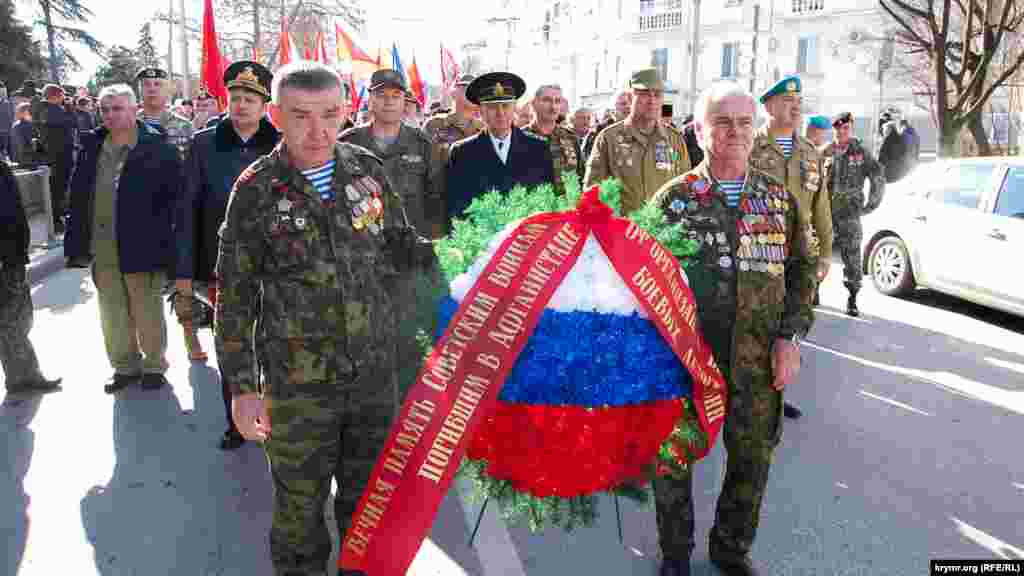 Воины запаса с медалями в начале колонны&nbsp;