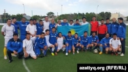 Париждегі қазақтардың Paris kazak spor командасы мүшелерінің (көк формада) қазақстандықтармен түскен суреті. Астана, 9 маусым 2015 жыл.