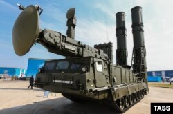 Зенитно-ракетная система С-300В на Международной выставке вооружения, технологий и инноваций «Оборонэкспо-2014» в Жуковском. Россия, Москва, 15 августа 2014 года