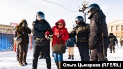 Хабаровск қаласында полиция наразылыққа шыққан әйелді ұстап әкетіп барады. 31 қаңтар 2021 жыл.