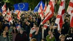 Проевропейский митинг в преддверии парламентских выборов В Грузии. Тбилиси, 20 октября 2024 года. Десятки тысяч демонстрантов, размахивающих флагами ЕС и Грузии и держащих плакаты с надписью «Грузия выбирает Европейский союз», собрались на центральной площади Свободы в Тбилиси