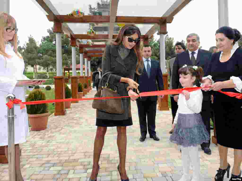 Мехрибан Әлиева қайта салынған оқу орнының ашылу салтанатында. 