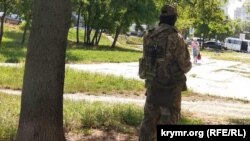 Сотрудник ОМОНа возле рынка «Привоз» в Симферополе, 13 июня 2019 года