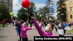 Девушки-гимнастки в защитных масках во время тренировки. Киев, июнь 2020 года.