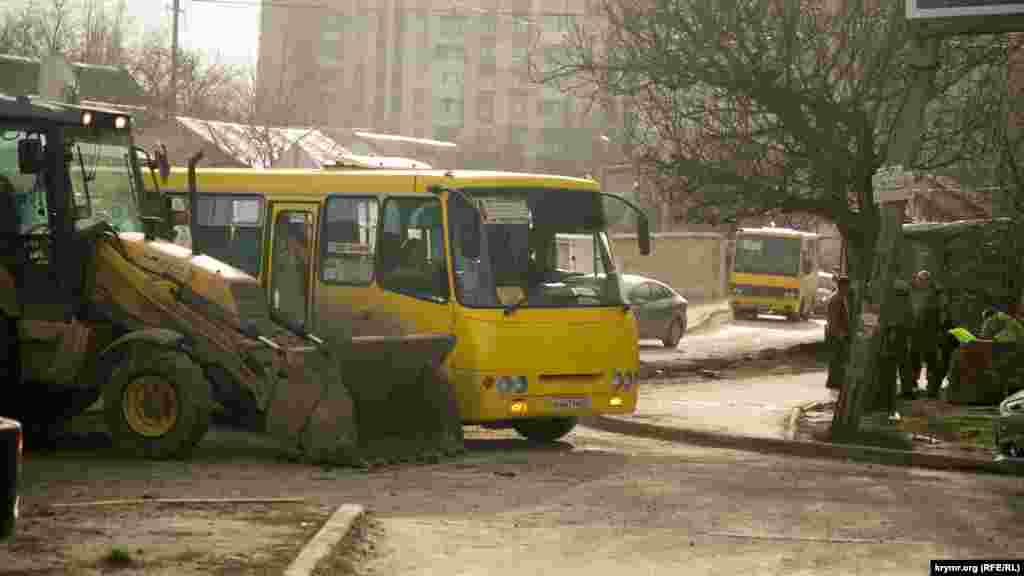 Из-за ремонта затруднено движение транспорта