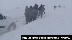 Жители региона во время снежного заноса на автотрассе в Западно-Казахстанской области. Январь 2019 года. Фото из соцсетей.