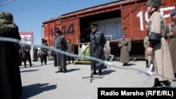 Сталин кезіндегі депортацияны бейнелейтін театрландырылған көрініс. Грозный, 10 мамыр 2013 жыл