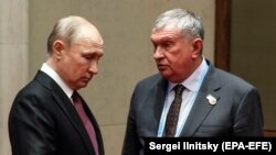 Президент России Владимир Путин и глава госкомпании "Роснефть" Игорь Сечин