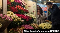 Стенд с цветами в одном из подземных переходов Симферополя