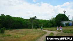 Курортники в старом парке возле озера Мойнаки