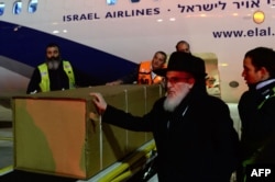 Israil - Parisdə "Kosher" dükanında öldürülmüş yəhudilərdən birinin tabutu Tel-Əviv aeroportuna gətirilib. 13 yanvar