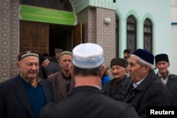 Krım tatarları Simferopolda namaz vaxtı, 7 mart 2014