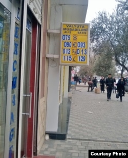 Bakıdakı bu valyutadəyişmə məntəqəsində dolları yalnız alırlar. 21 fevral