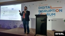 Эрон Шерокман во время выступления на Digital Disruption Forum. Киев, 3 апреля 2017 года