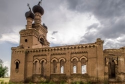 Ескі шіркеудің су өткен қабырғасы. Дербісек ауылы, Сарыағаш ауданы, Түркістан облысы. 5 маусым 2020 жыл.