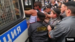 "Pussy riot"a dəstək aksiyası keçirən fanatlar polis tərəfindən həbs edilir. Moskva, 20 iyun 2012