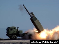 HIMARS M142 представляет собой реактивную систему залпового огня США, установленную на стандартной раме армейской средней тактической машины (MTV)