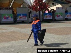 В центре Астаны в день празднования Дня единства. Астана, 1 мая 2016 года.