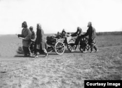 Спасающиеся от Голода казахи. Предположительно 1932 год. Фото из Центрального государственного архива кинофотодокументов и звукозаписей. Автор снимка – Дмитрий Багаев.