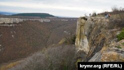 Обрывистый склон Тепе-Кермена