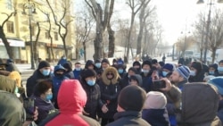 Протестующие против выборов рядом с площадью Астана в Алматы. 10 января 2021 года.