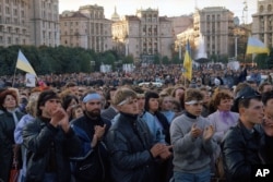 Митинг протеста в Киеве под запрещенными в те времена украинскими флагами.