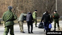 Участники обмена пленными вблизи города Счастье, Луганская область, 26 февраля 2016 года